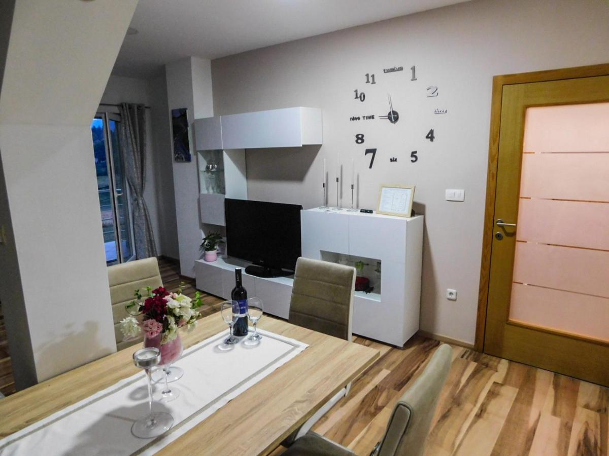 Apartman Lara Otocac Exterior photo