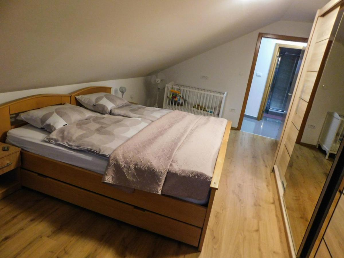 Apartman Lara Otocac Exterior photo